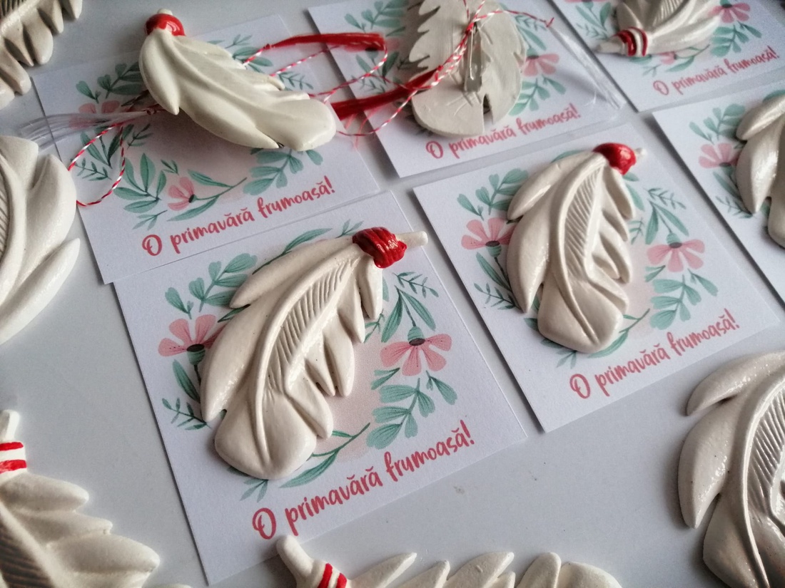 Martisoare elegante Pana alba, ceramica pictata manual, brosa - bijuterii - mărțișor - Artynos.ro