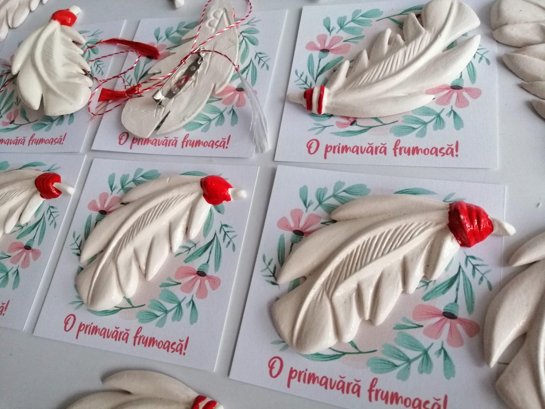 Martisoare elegante Pana alba, ceramica pictata manual, brosa - bijuterii - mărțișor - Artynos.ro