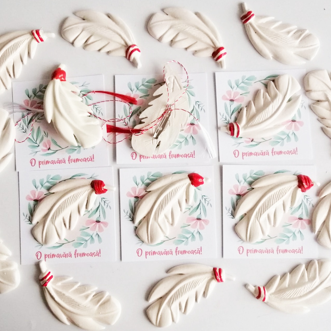 Martisoare elegante Pana alba, ceramica pictata manual, brosa - bijuterii - mărțișor - Artynos.ro