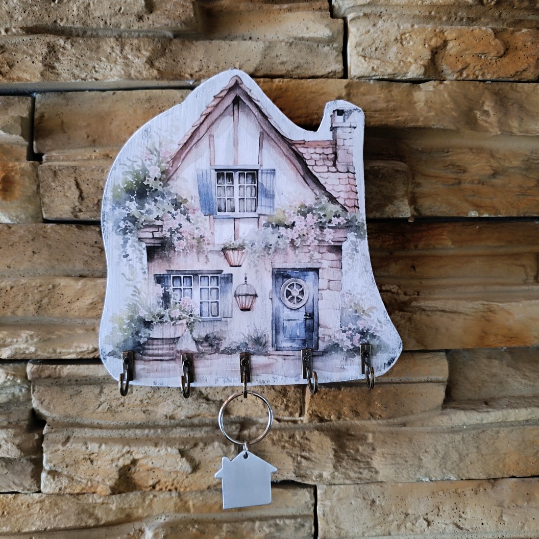 Breloc din lemn în stil vintage în formă de căsuță - - Artynos.ro Breloc din lemn în stil vintage în formă de căsuță - - Artynos.ro