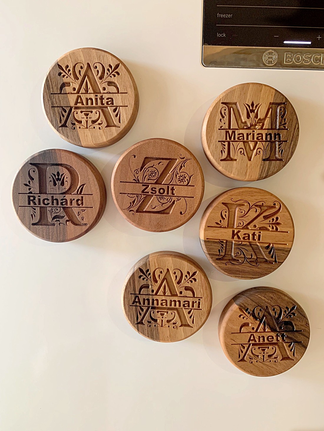 Desfăcător de sticle din lemn magnetic, gravat și personalizat. - - Artynos.ro Desfăcător de sticle din lemn magnetic, gravat și personalizat. - - Artynos.ro