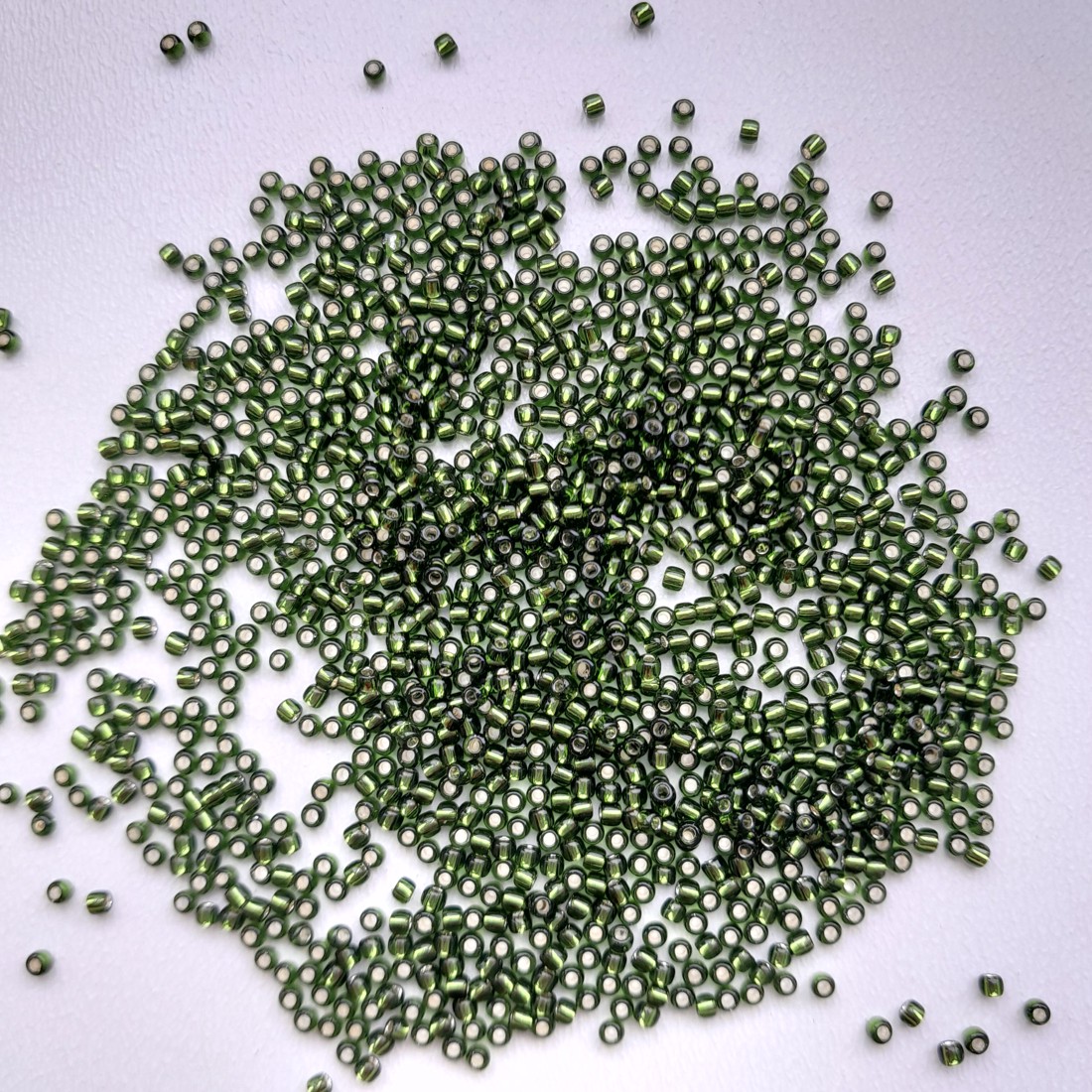 Toho Round Mantis Pearl - Dimensiune 11/0 - 10 grame per pachet - Silver-Lined Olivine - - Artynos.ro Toho Round Mantis Pearl - Dimensiune 11/0 - 10 grame per pachet - Silver-Lined Olivine - - Artynos.ro