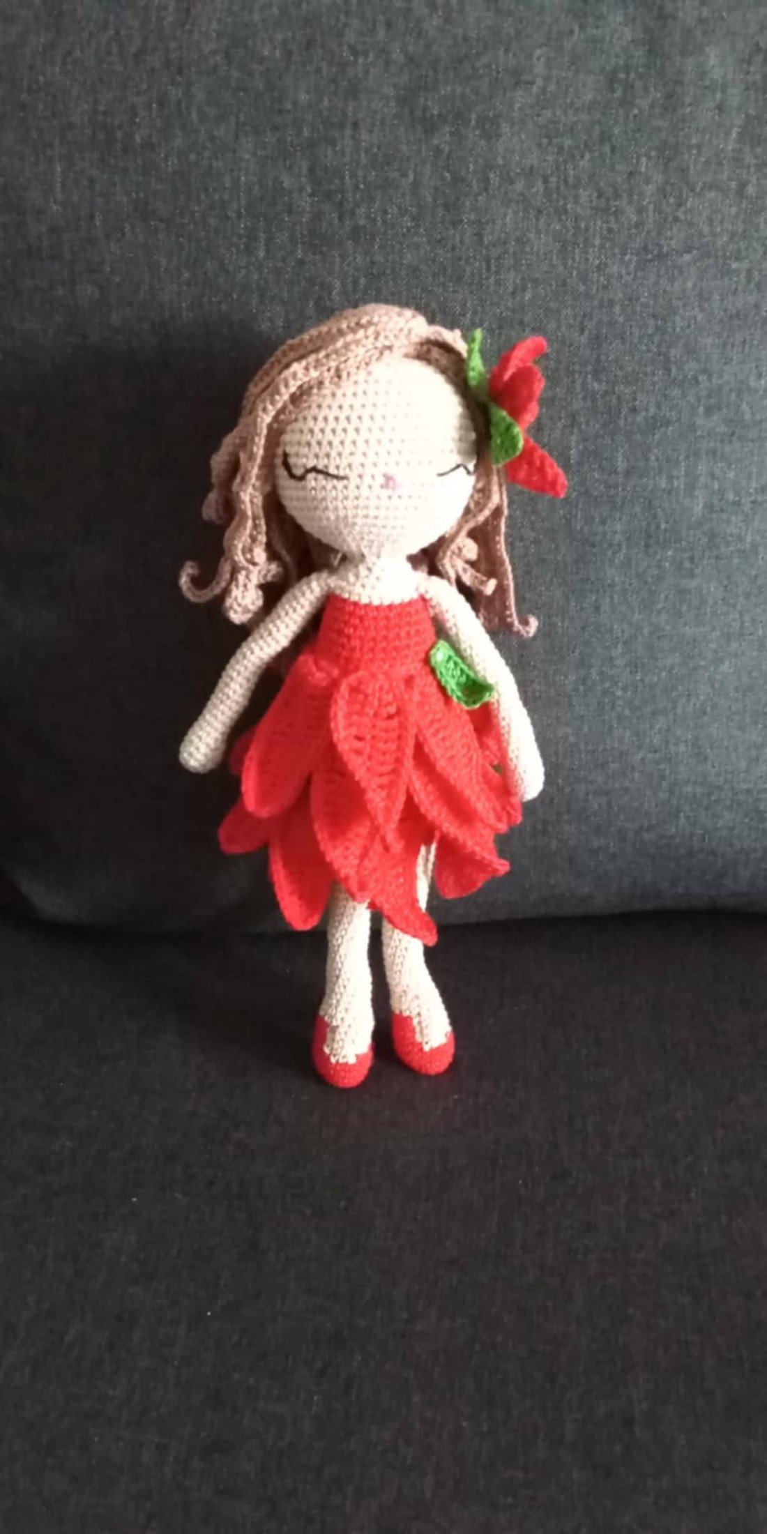 Păpușă Poinsettia - jucării și echipamente pentru copii - plușuri - păpușă croșetată, păpușă de pluș - Artynos.ro