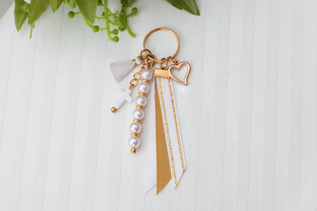 Breloc, ornament pentru geantă - Cruce alb/dorat - geantă și husă - accesorii genți - breloc - Artynos.ro Breloc, ornament pentru geantă - Cruce alb/dorat - geantă și husă - accesorii genți - breloc - Artynos.ro