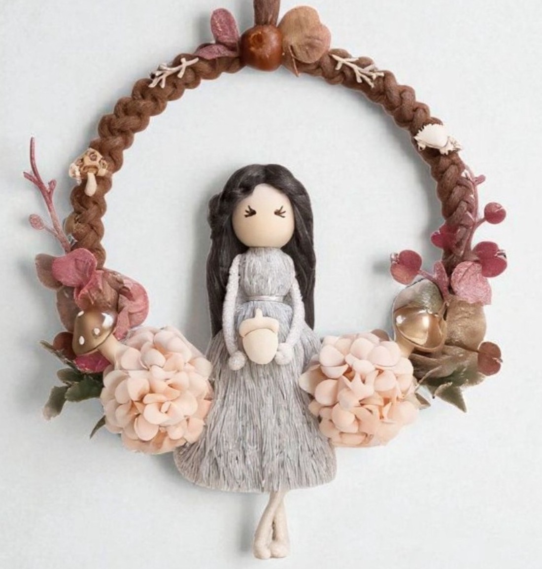 Decorațiune de perete din macramé de toamnă � păpușă din macramé pe un inel maro, decorată cu piersici aurii -  - Artynos.ro