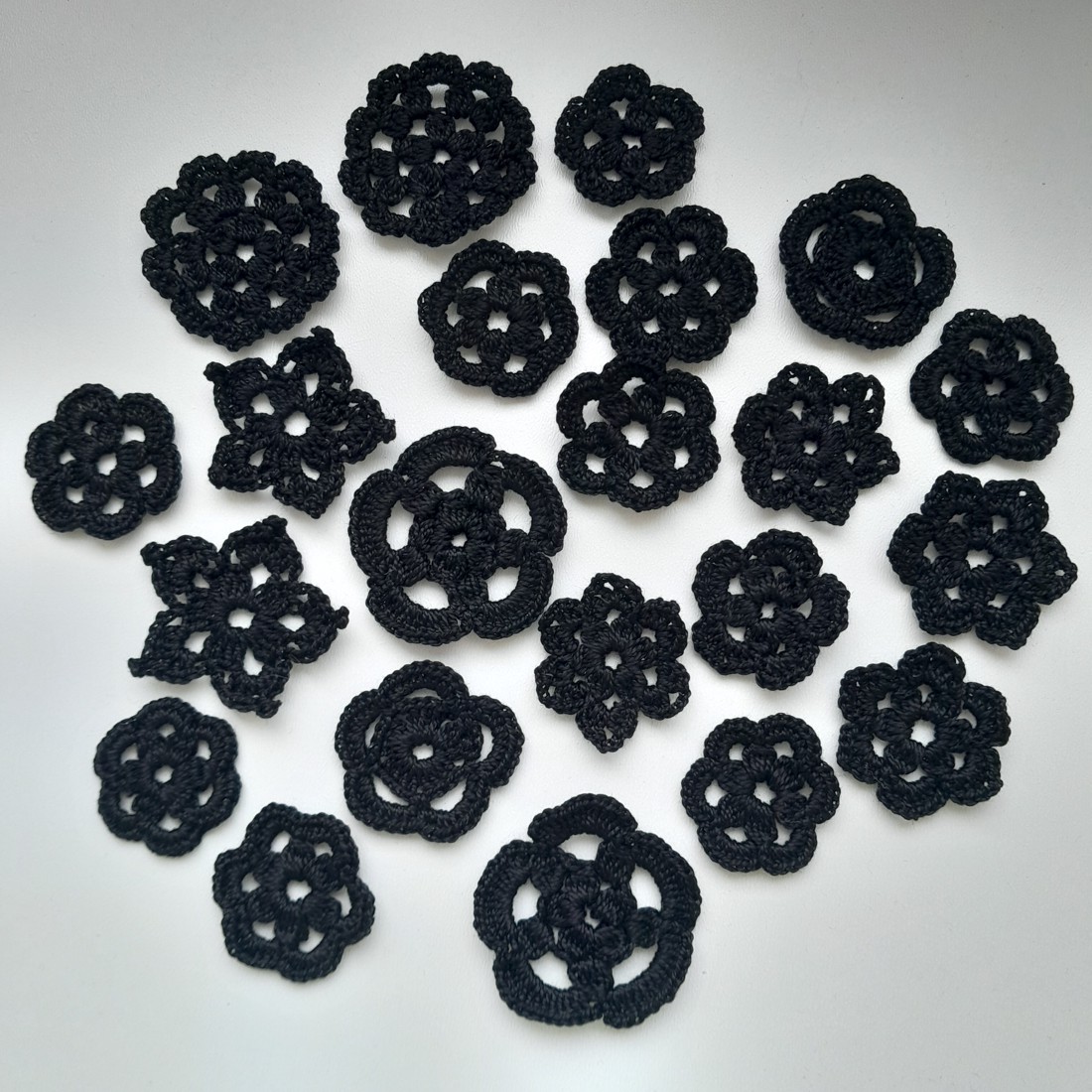 Flori croșetate negre - 22 bucăți / pachet - - Artynos.ro Flori croșetate negre - 22 bucăți / pachet - - Artynos.ro