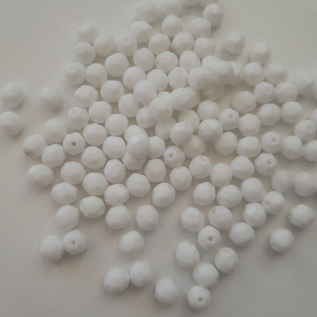 Mărgele cehe fațetate din sticlă - 6mm - 40 buc / pachet - alb - - Artynos.ro Mărgele cehe fațetate din sticlă - 6mm - 40 buc / pachet - alb - - Artynos.ro