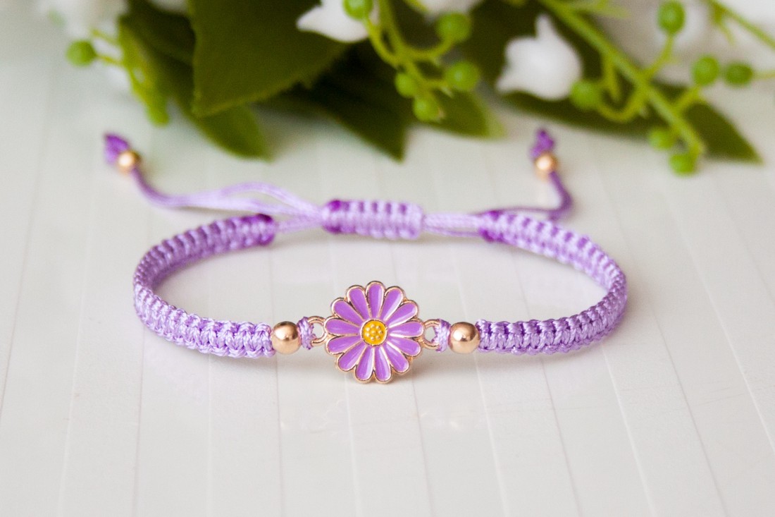 Brățară macramé împletită - Floare violet - - Artynos.ro Brățară macramé împletită - Floare violet - - Artynos.ro