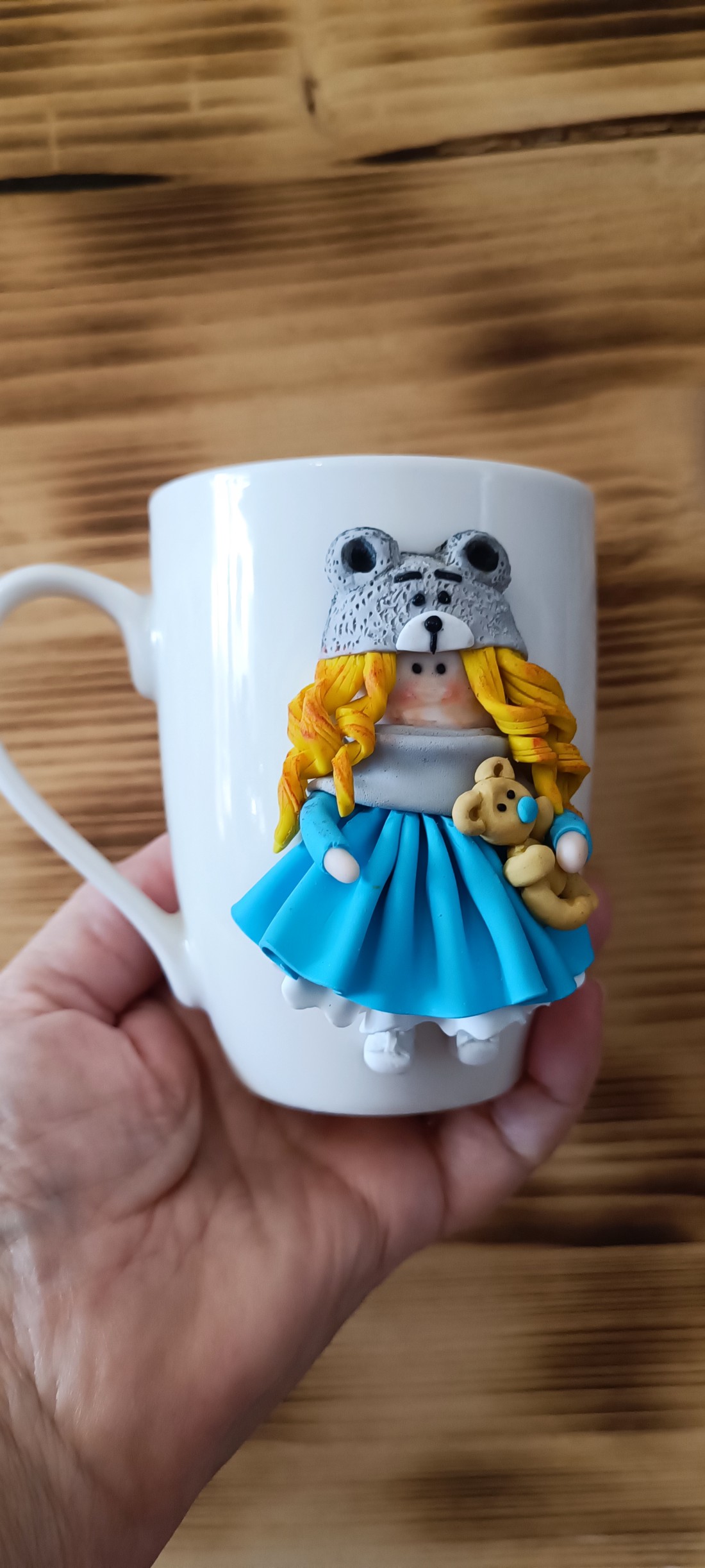 Cu decor de cană. Argilă polimerică. Fată cu urs în mână - - Artynos.ro Cu decor de cană. Argilă polimerică. Fată cu urs în mână - - Artynos.ro