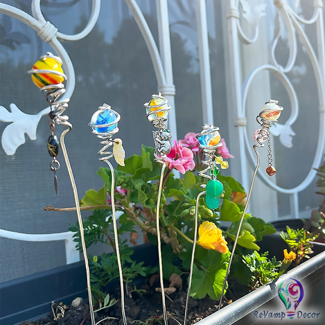 Decorațiune de grădină punctată cu glob mic de sticlă - - Artynos.ro Decorațiune de grădină punctată cu glob mic de sticlă - - Artynos.ro