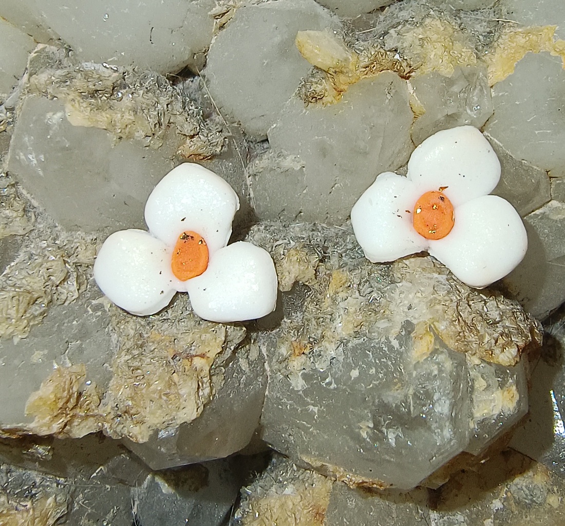 Flori albe - bijuterii - cercei - cercei din rășină - Artynos.ro