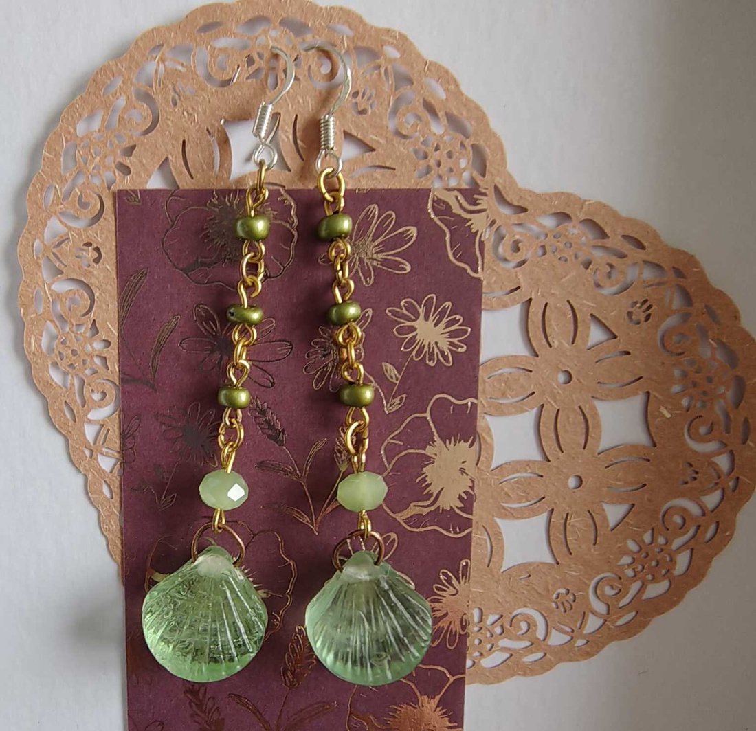 Cercei handmade verzi � scoică si mărgele sticlă, argint 925, boho elegant - bijuterii - cercei - cercei din sticlă - Artynos.ro