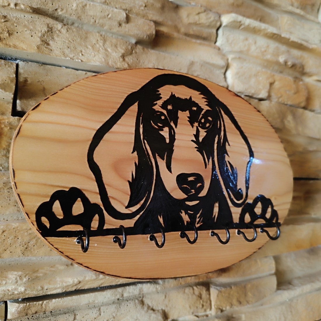 Breloc de perete din lemn cu câine dachshund - - Artynos.ro Breloc de perete din lemn cu câine dachshund - - Artynos.ro