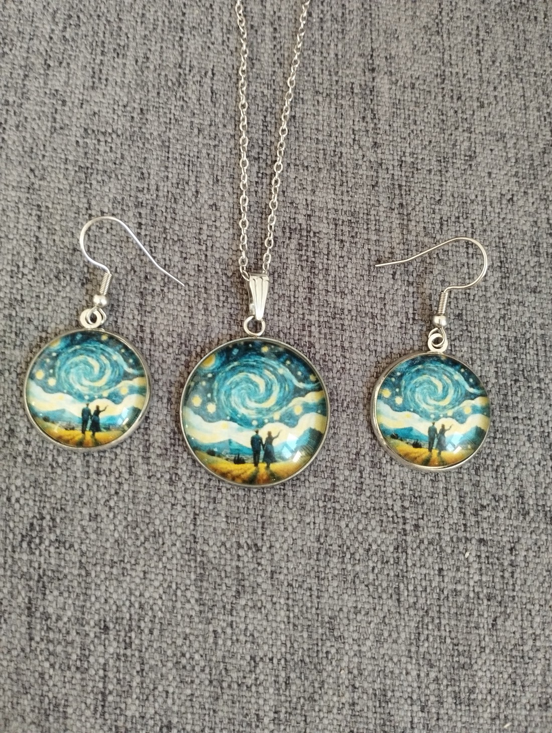 Lentile de sticlă inspirate de Van Gogh, set colier și cercei din oțel medical - - Artynos.ro Lentile de sticlă inspirate de Van Gogh, set colier și cercei din oțel medical - - Artynos.ro