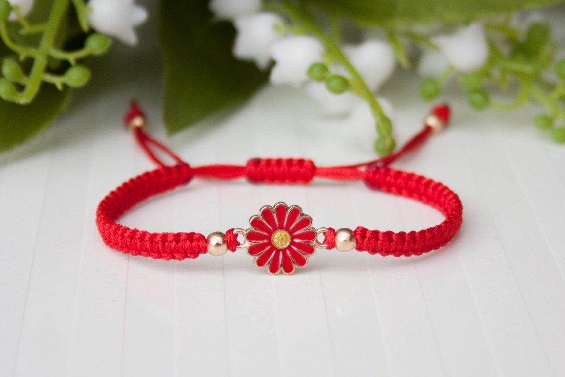 Brățară macramé împletită - Floare roșie -  - Artynos.ro