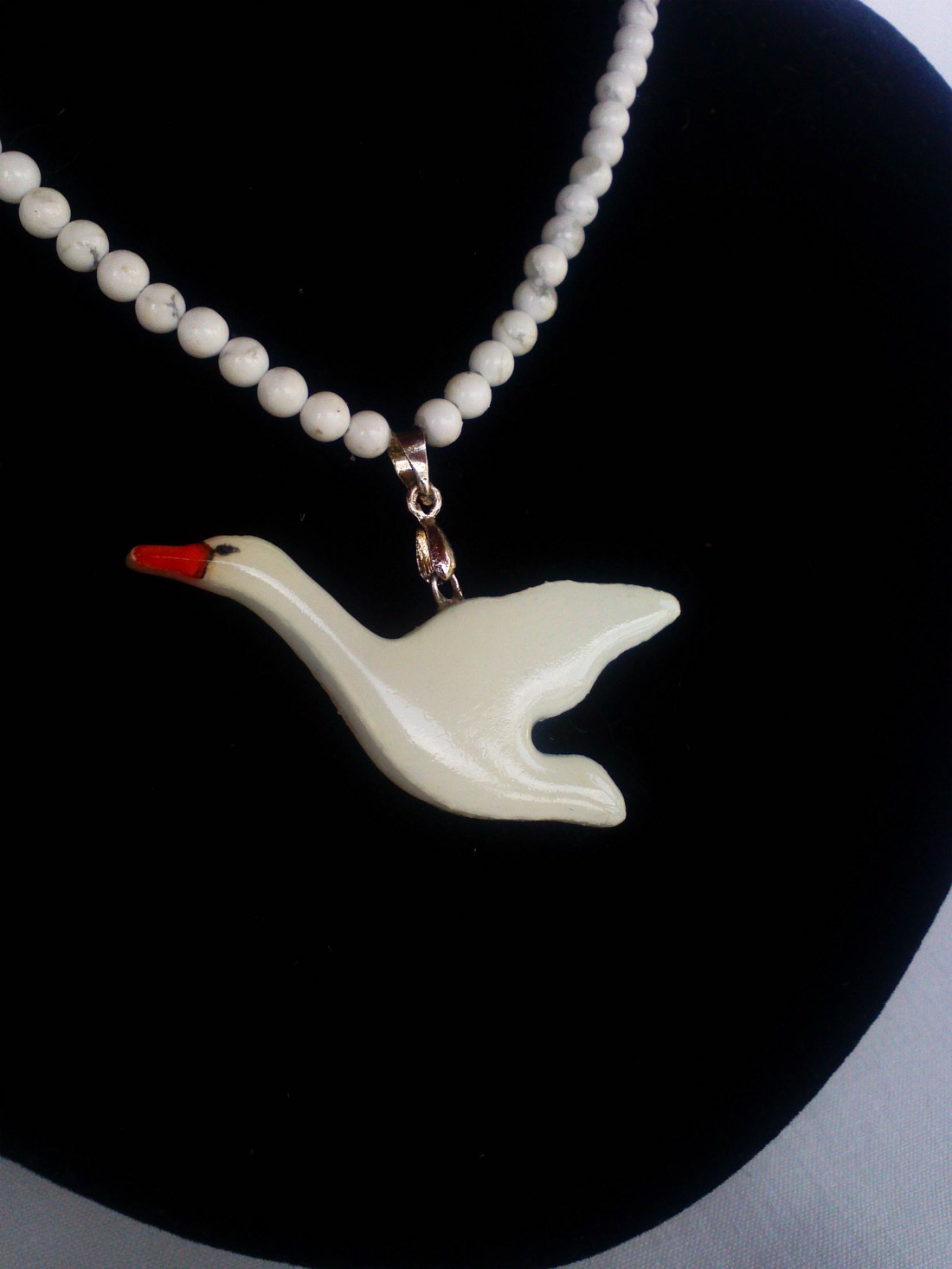 Lebădă în picioare, pandantiv din sticlă tiffany pe lanț cu mărgele de howlite - bijuterii - coliere - pandative - Artynos.ro