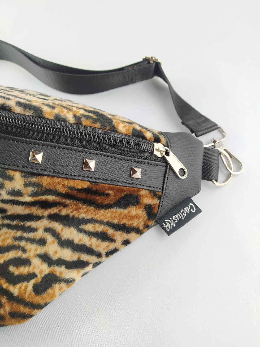 Geantă tip centură / crossbody -  imprimeu animal de plus - genți și portofele - genți de mână și umăr - geantă crossbody - Artynos.ro