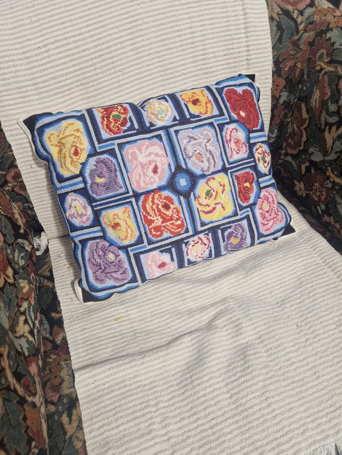 Pernă decorativă  - arte vizuale și accesorii  - imagini cu broderii - broderii în cruciuliță pe țesătură - Artynos.ro