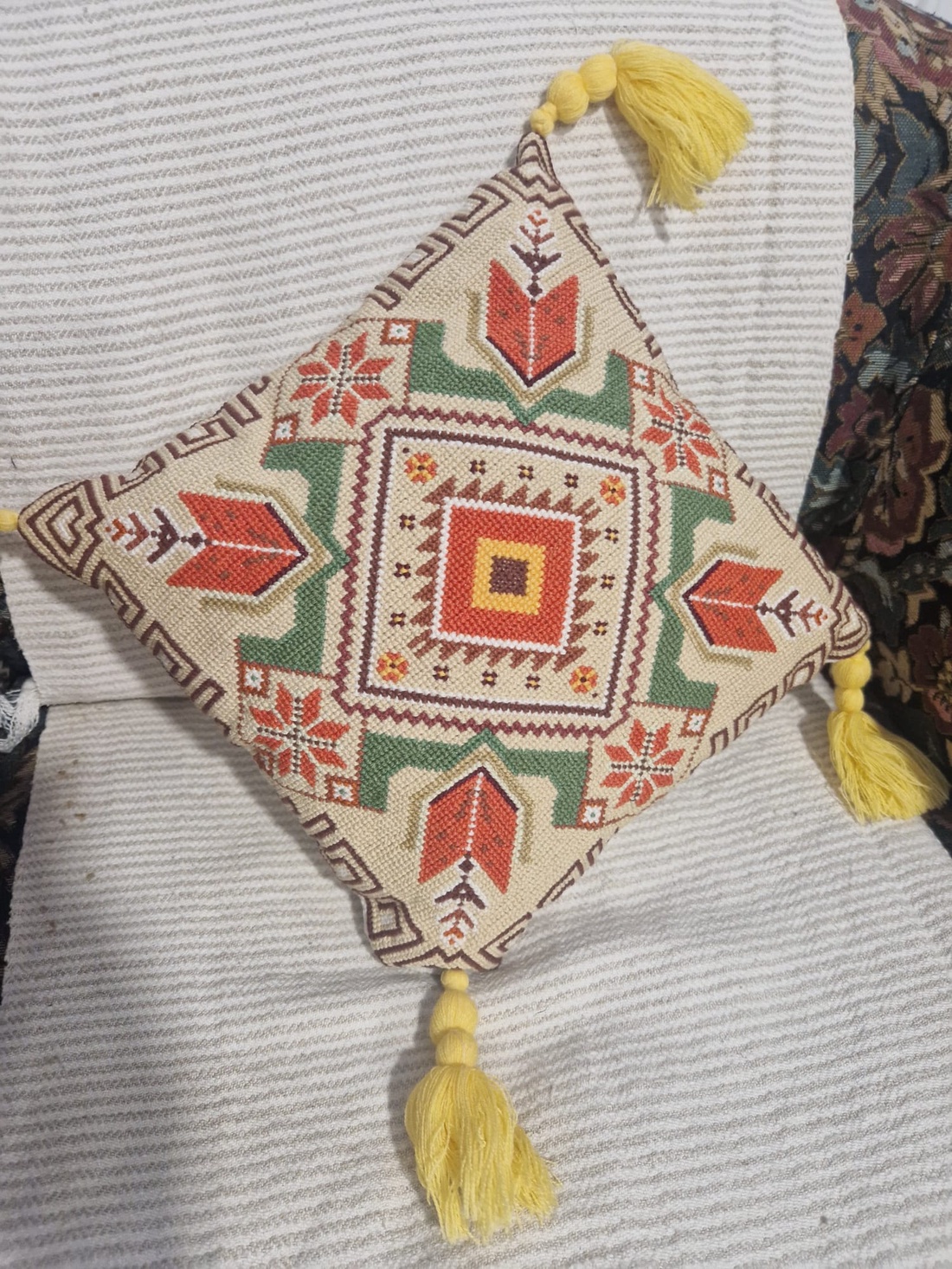 Pernă decorativă  - arte vizuale și accesorii  - imagini cu broderii - broderii în cruciuliță pe țesătură - Artynos.ro