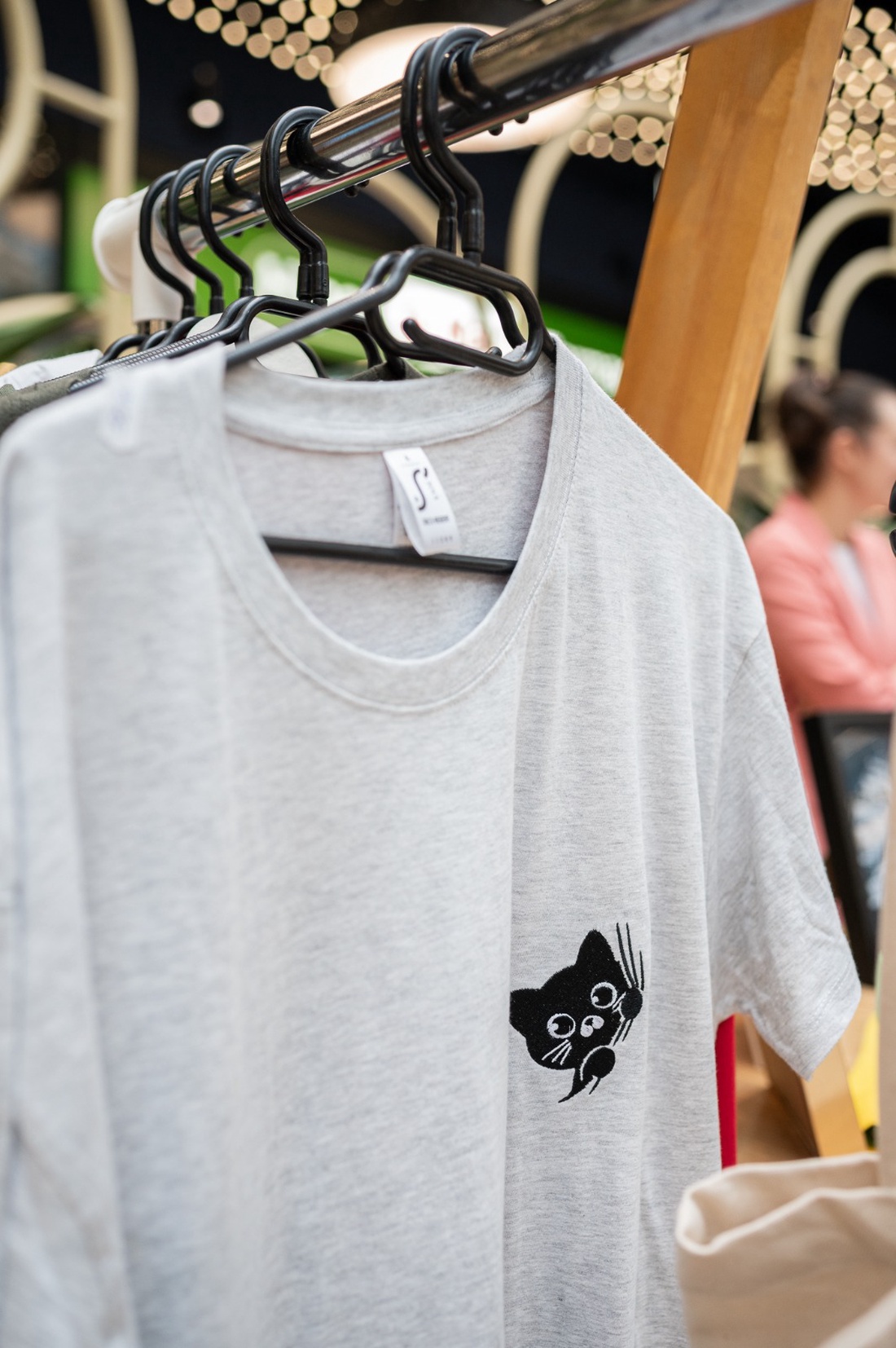 Tricou Curios kitty - îmbrăcăminte și modă - haine damă - tricou și top de damă - Artynos.ro Tricou Curios kitty - îmbrăcăminte și modă - haine damă - tricou și top de damă - Artynos.ro