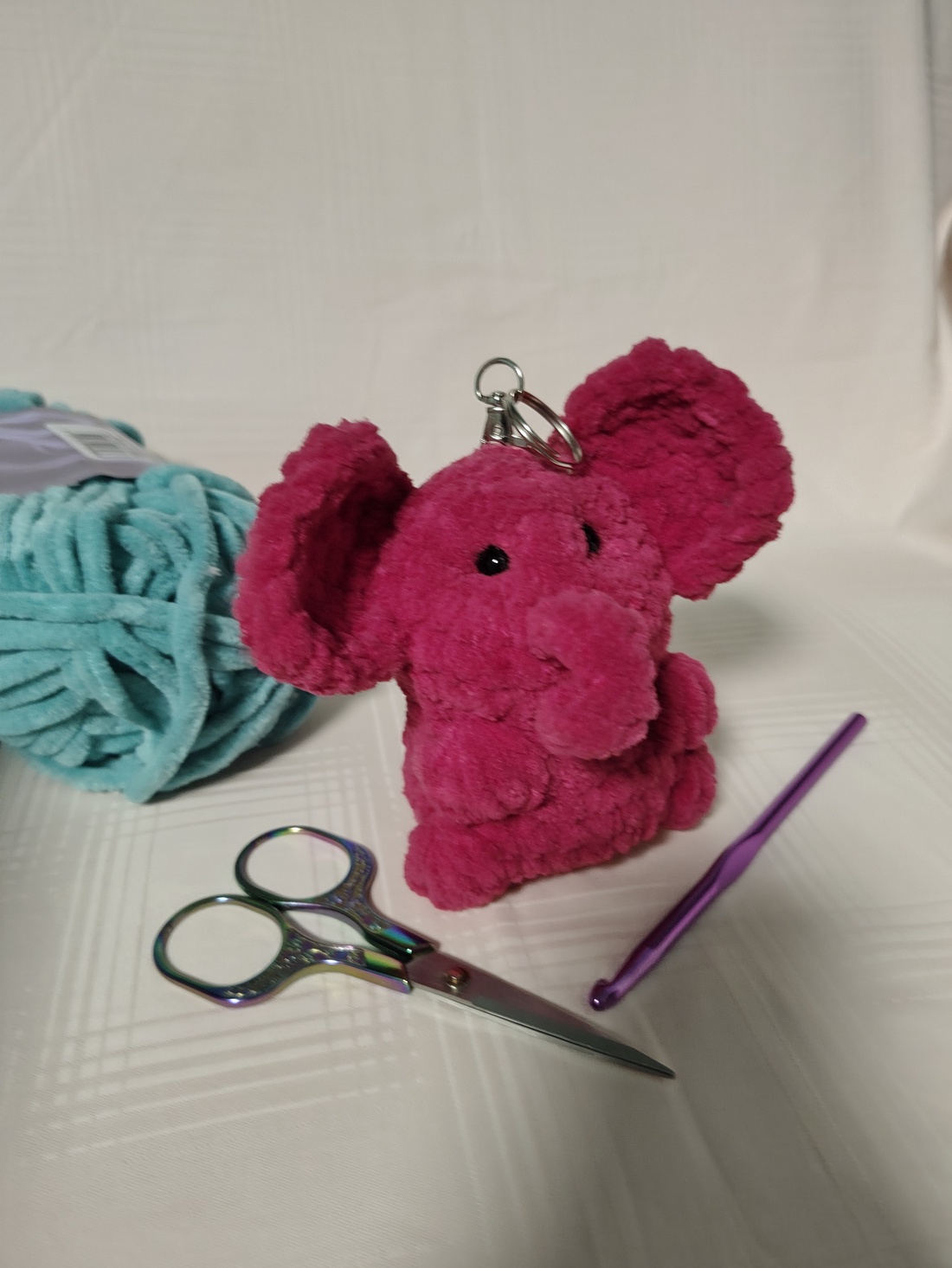 Breloc / Jucărie Mini Elefănțel Pufos din Pluș, 12 cm - jucării și echipamente pentru copii - plușuri - elefant de pluș - Artynos.ro