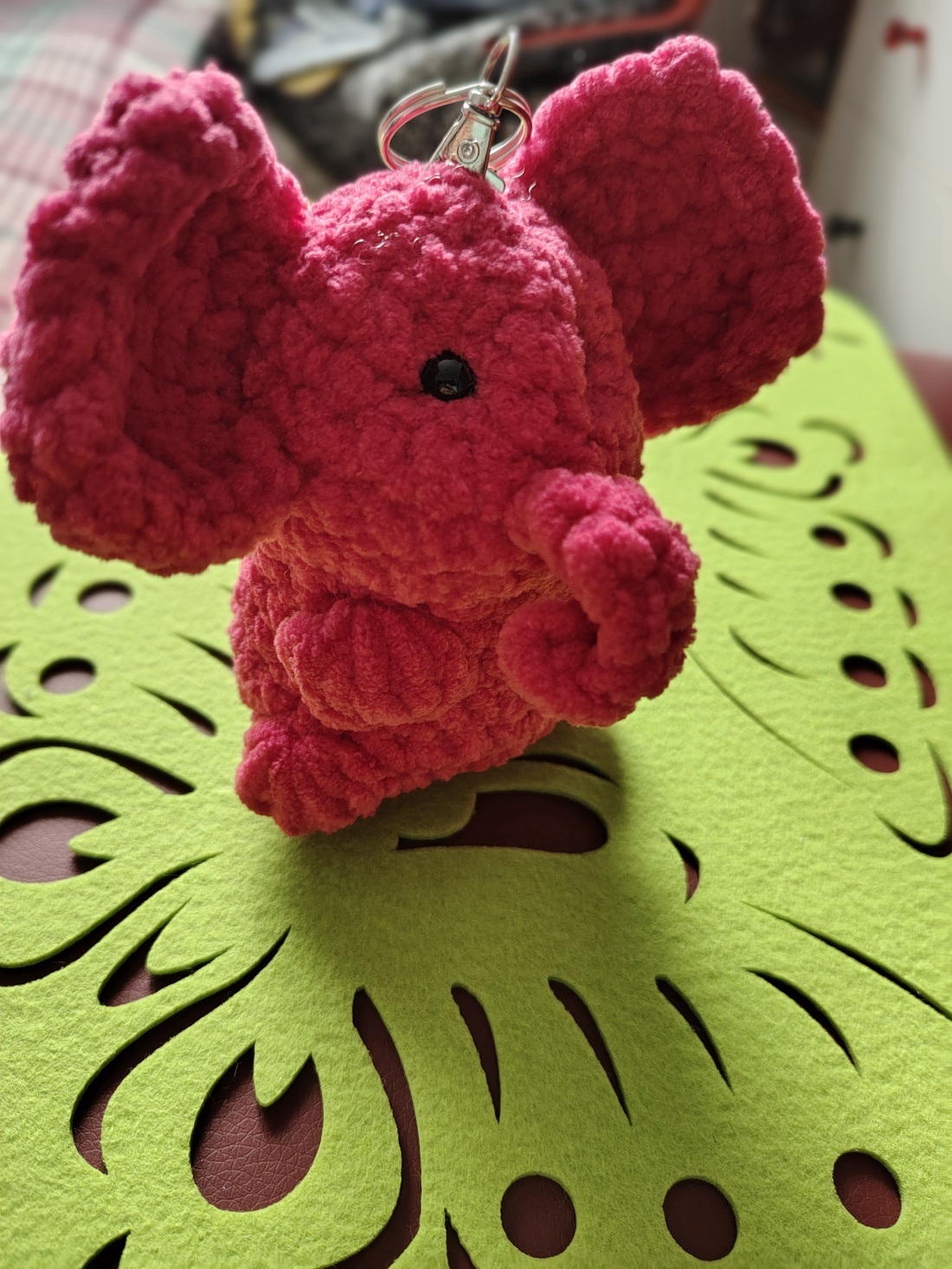 Breloc / Jucărie Mini Elefănțel Pufos din Pluș, 12 cm - jucării și echipamente pentru copii - plușuri - elefant de pluș - Artynos.ro