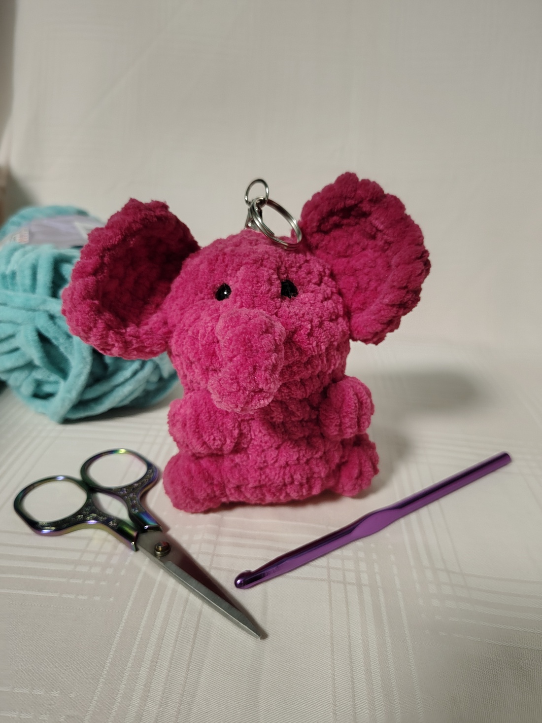 Breloc / Jucărie Mini Elefănțel Pufos din Pluș, 12 cm - jucării și echipamente pentru copii - plușuri - elefant de pluș - Artynos.ro