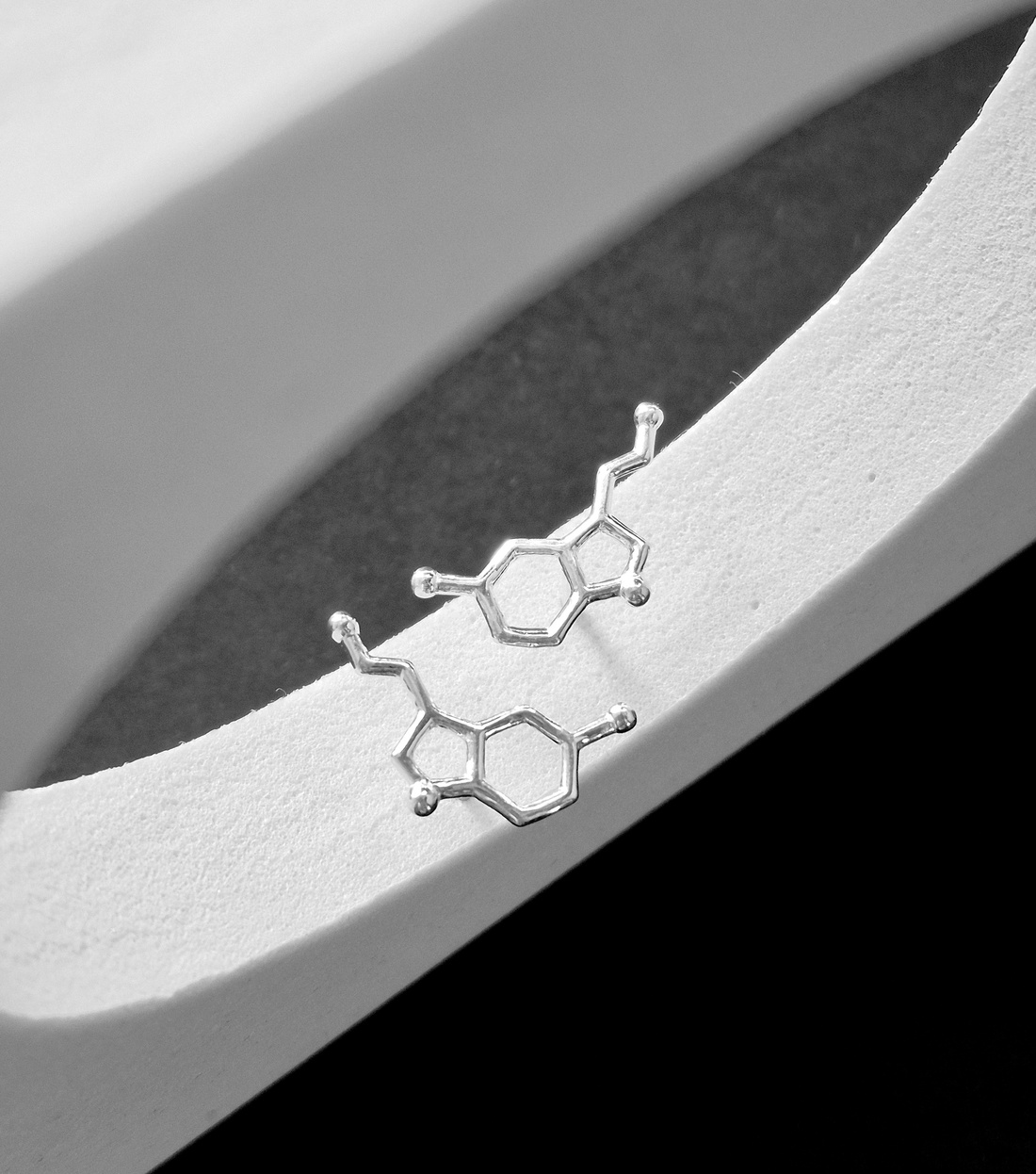 Cercei din argint 92.5 cu formula moleculară SEROTONINA  - bijuterii - cercei - clipsuri - Artynos.ro