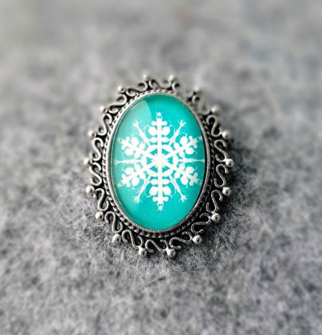 Broșă mică argintie cu Fulg de zăpadă  - bijuterii - broșe - Artynos.ro