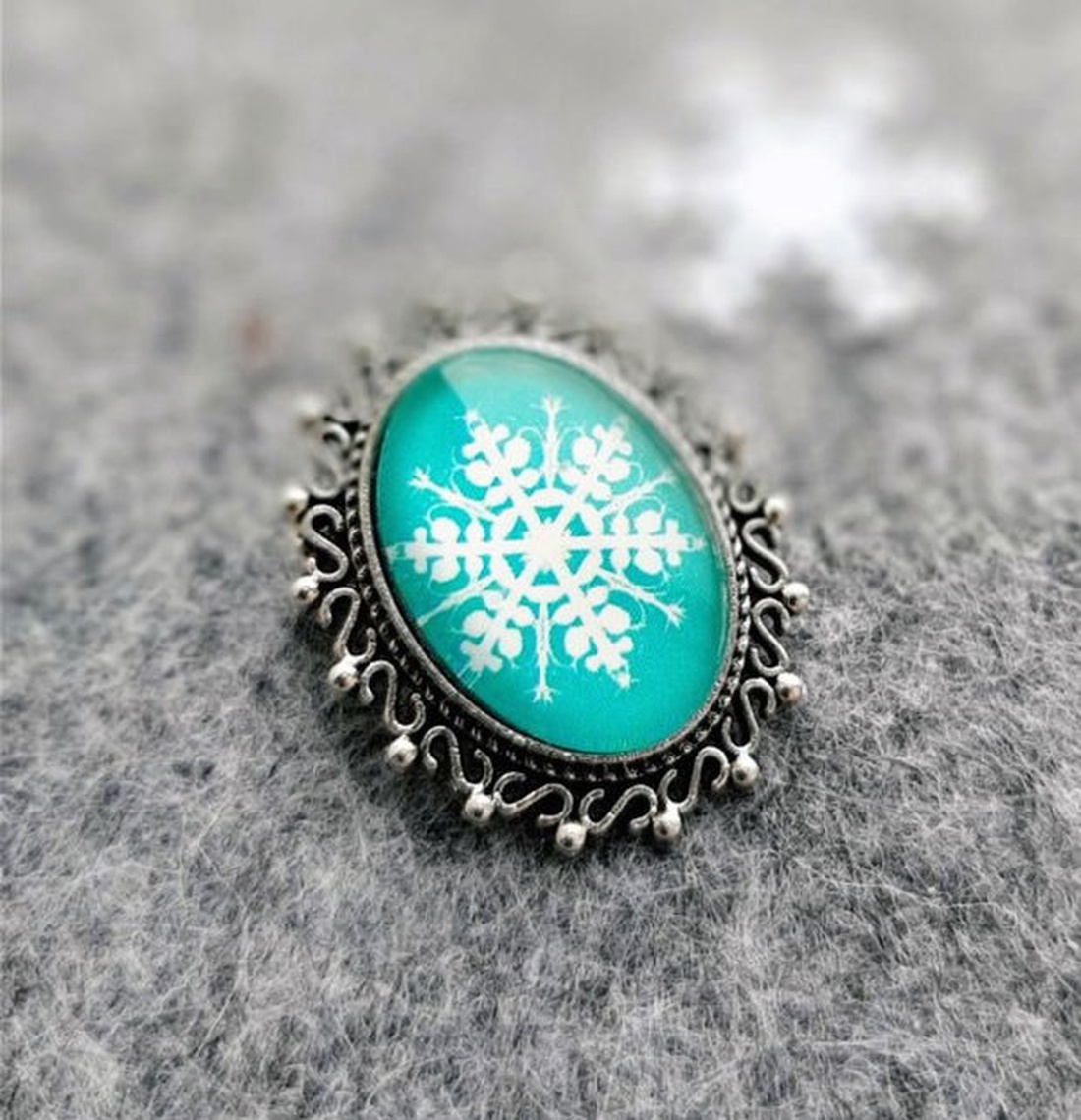 Broșă mică argintie cu Fulg de zăpadă  - bijuterii - broșe - Artynos.ro