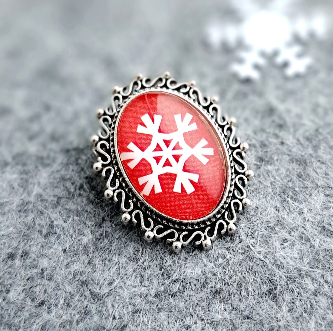 Broșă mică argintie cu Fulg de zăpadă  - bijuterii - broșe - Artynos.ro