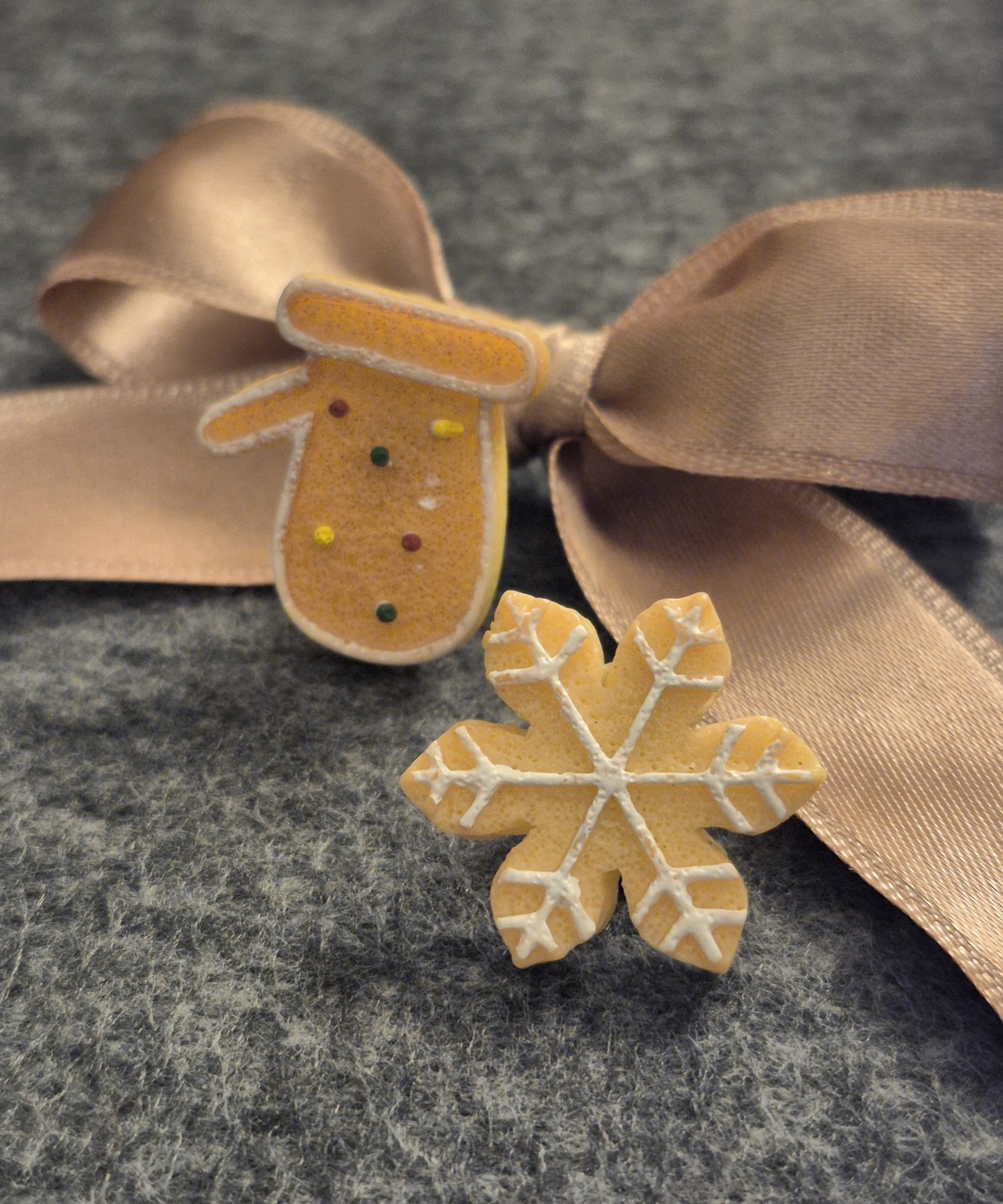 Set 2 broșe fursecuri  - bijuterii - broșe - Artynos.ro