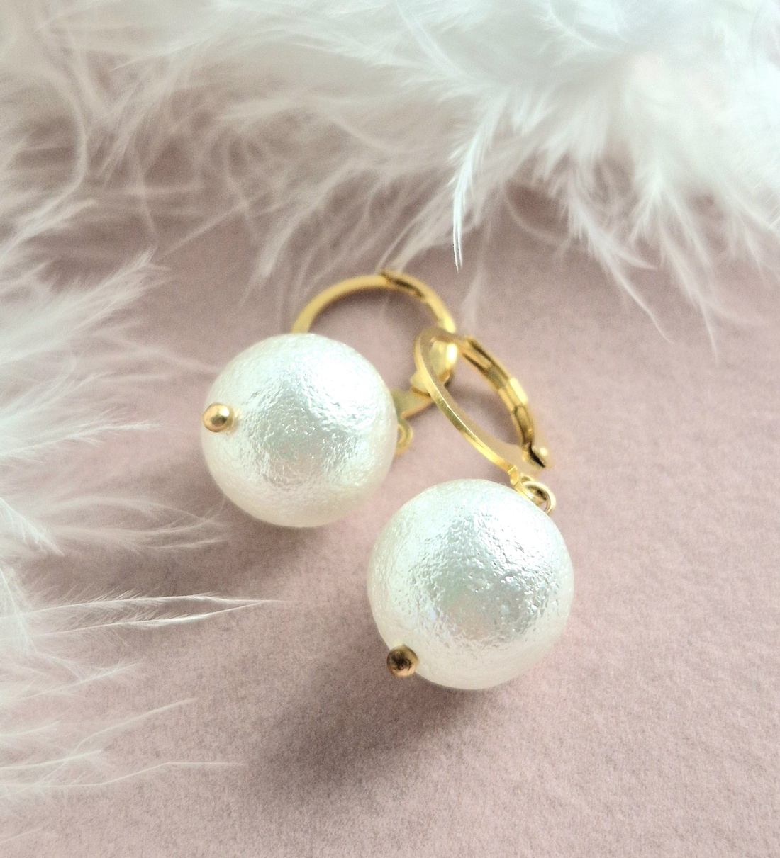 Cercei auriți din Perle Seashell alb-zăpadă - bijuterii - cercei - cercei din perle - Artynos.ro