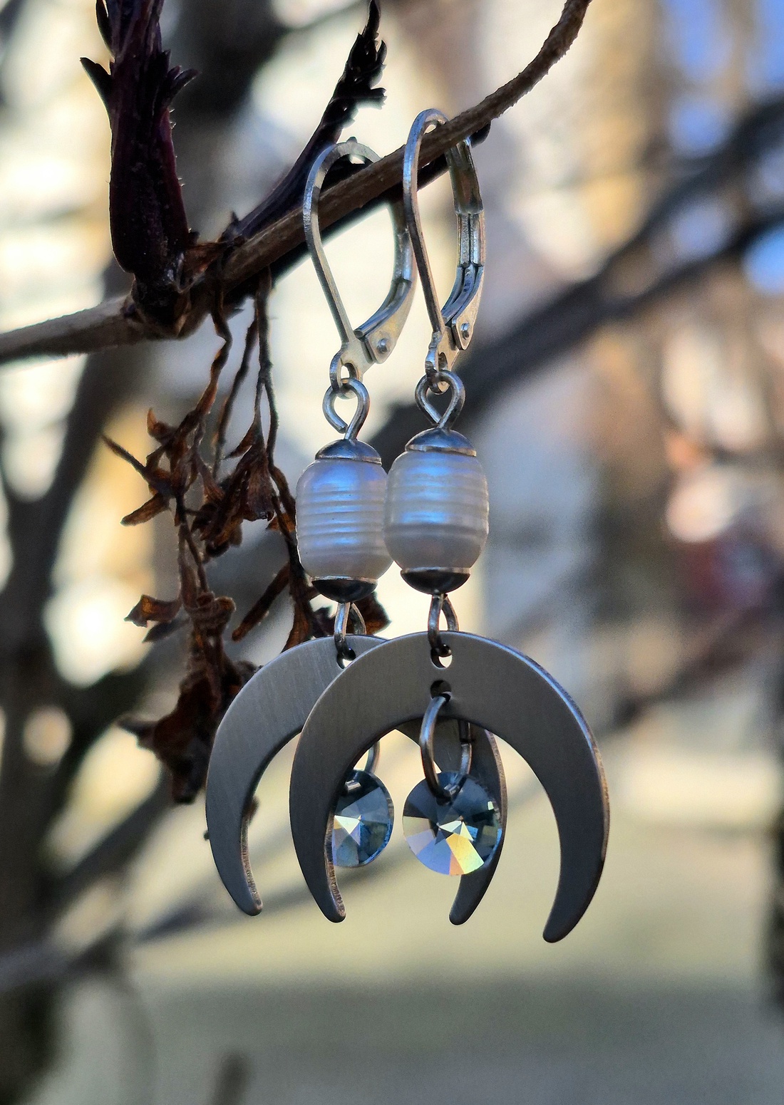 Cercei lungi cu Semilună, perle naturale și Swarovski Crystals - bijuterii - cercei - cercei din perle - Artynos.ro