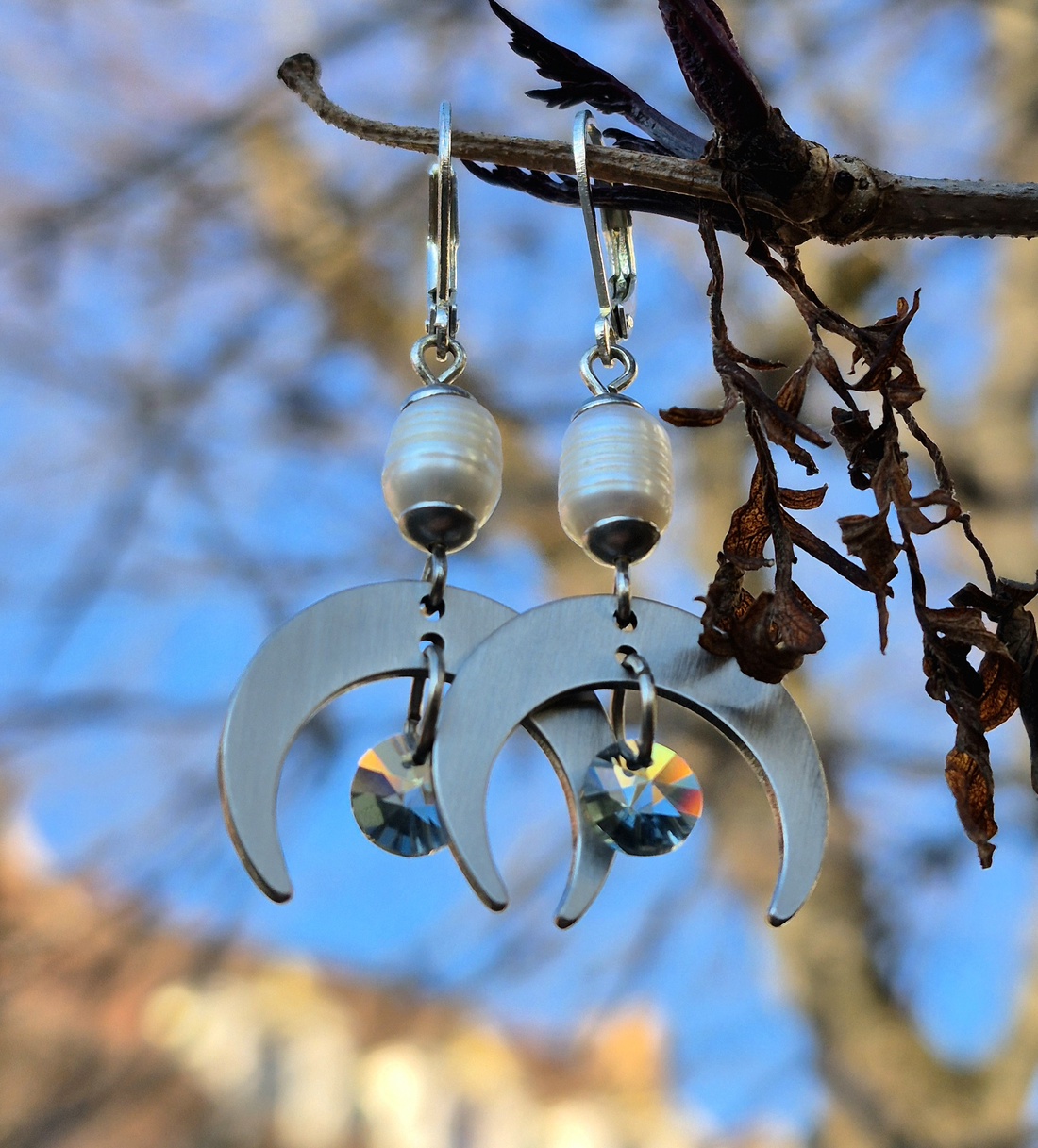 Cercei lungi cu Semilună, perle naturale și Swarovski Crystals - bijuterii - cercei - cercei din perle - Artynos.ro