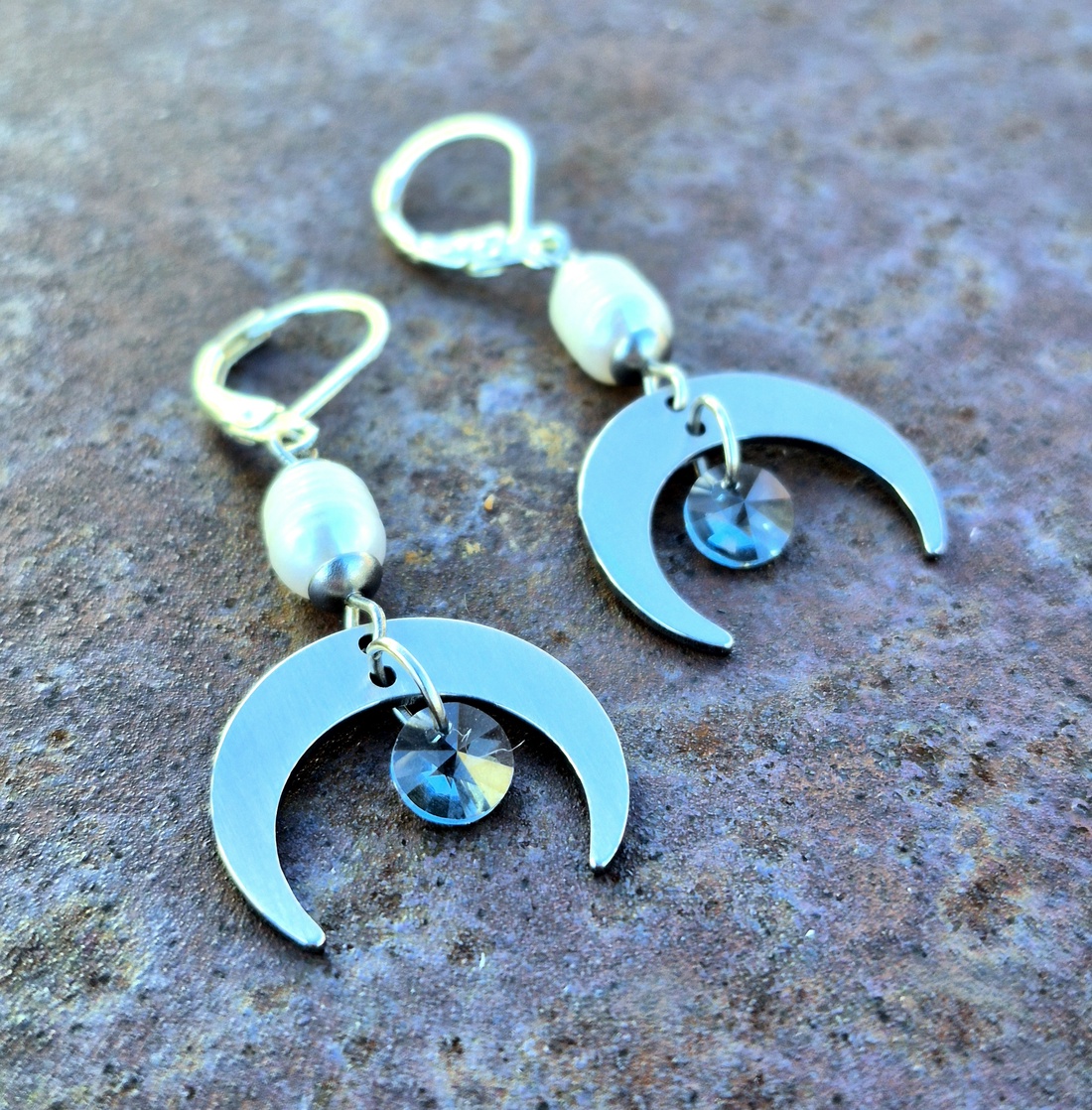 Cercei lungi cu Semilună, perle naturale și Swarovski Crystals - bijuterii - cercei - cercei din perle - Artynos.ro