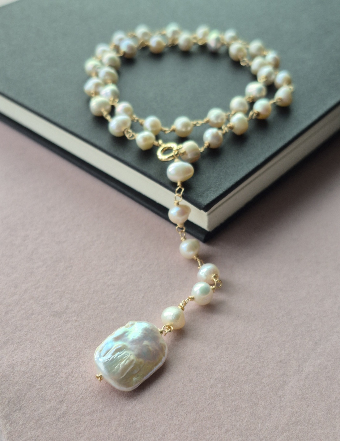 Colier aurit din perle de cultură și medalion perlă Baroque  - bijuterii - coliere - coliere din perle - Artynos.ro