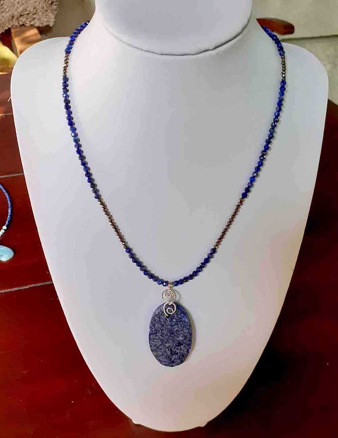 Lapis lazuli si pirita - bijuterii - coliere - coliere cu pandantive - Artynos.ro Lapis lazuli si pirita - bijuterii - coliere - coliere cu pandantive - Artynos.ro