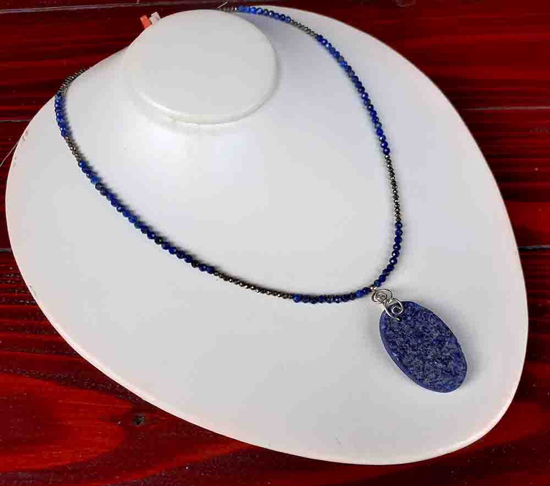 Lapis lazuli si pirita - bijuterii - coliere - coliere cu pandantive - Artynos.ro Lapis lazuli si pirita - bijuterii - coliere - coliere cu pandantive - Artynos.ro