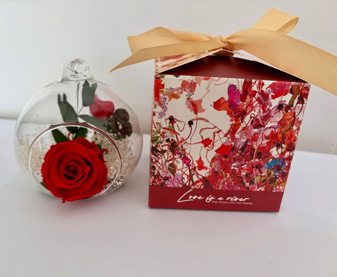 Aranjament Floral Handmade în Glob de Sticlă de 8 cm cu Trandafir Criogenat Roșu și plante stabilizate - casă & stil de viață - decorațiuni de casă - accesorii florale - buchete de flori - Artynos.ro