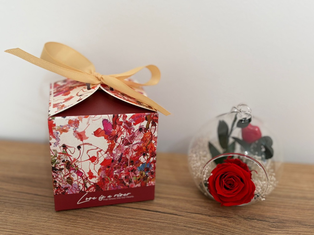 Aranjament Floral Handmade în Glob de Sticlă de 8 cm cu Trandafir Criogenat Roșu și plante stabilizate - casă & stil de viață - decorațiuni de casă - accesorii florale - buchete de flori - Artynos.ro