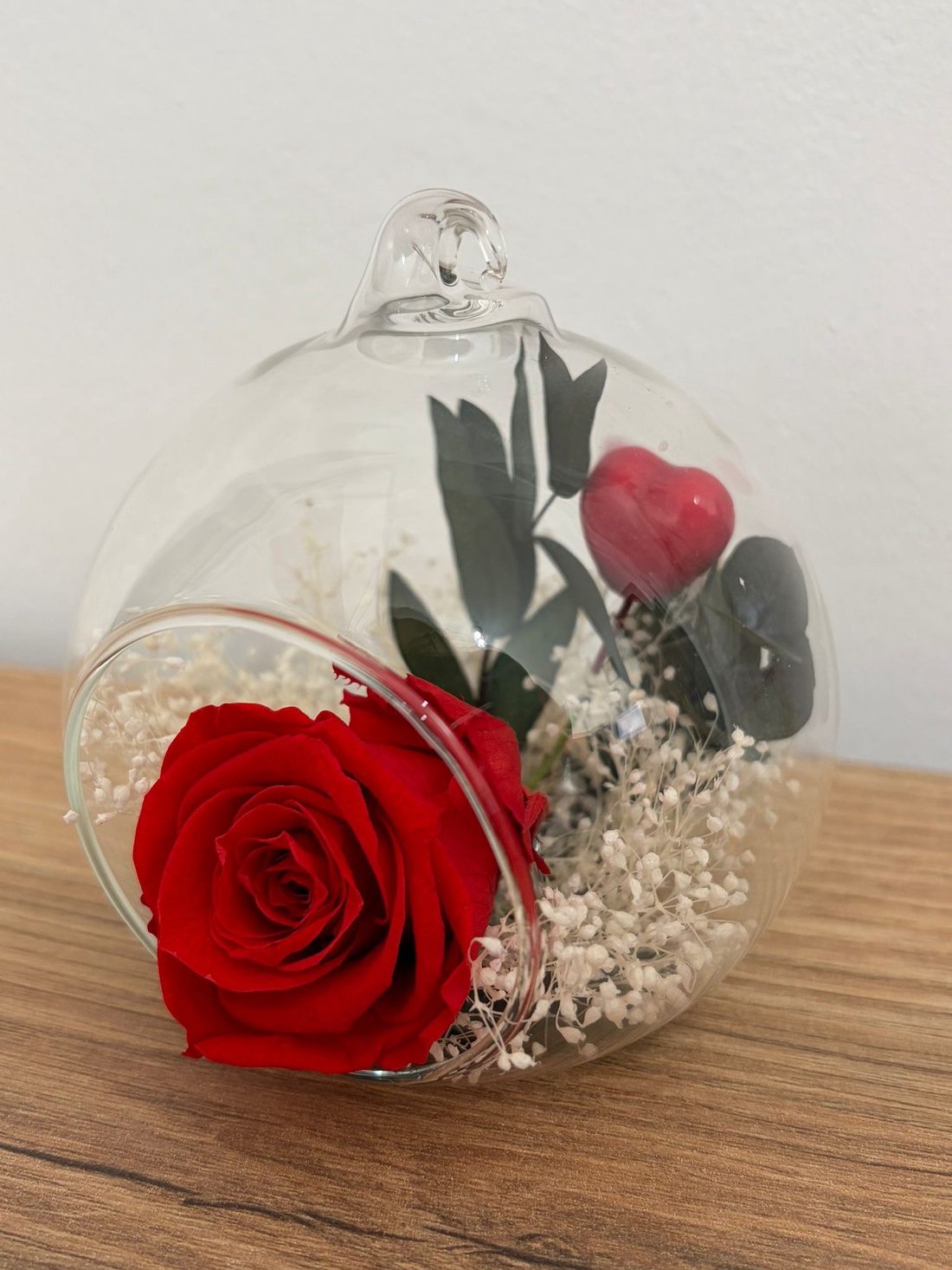 Aranjament Floral Handmade în Glob de Sticlă de 8 cm cu Trandafir Criogenat Roșu și plante stabilizate - casă & stil de viață - decorațiuni de casă - accesorii florale - buchete de flori - Artynos.ro