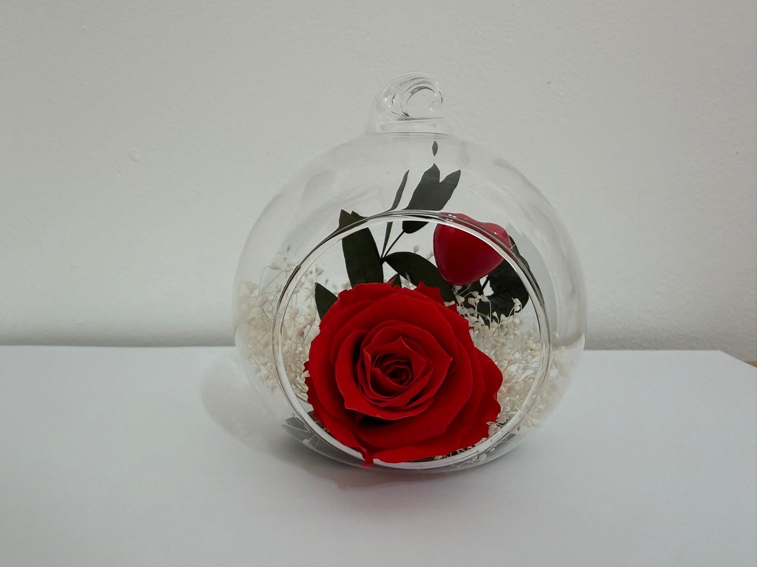 Aranjament Floral Handmade în Glob de Sticlă de 8 cm cu Trandafir Criogenat Roșu și plante stabilizate - casă & stil de viață - decorațiuni de casă - accesorii florale - buchete de flori - Artynos.ro