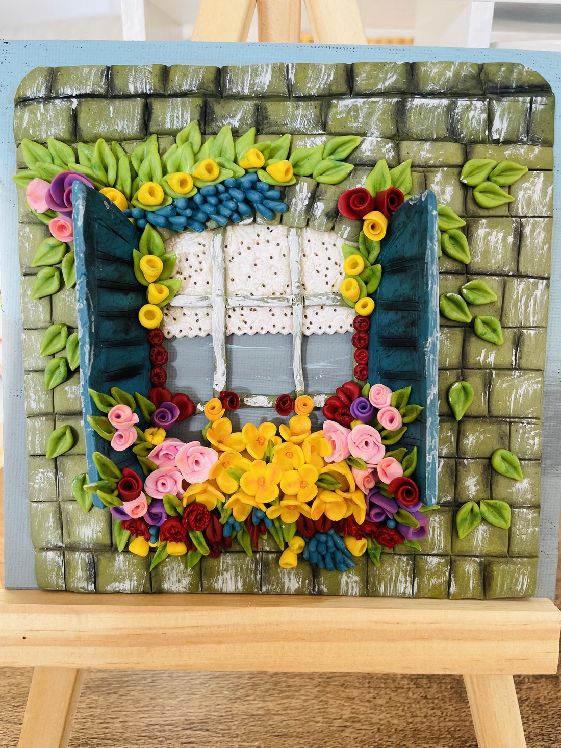 Tablou Fereastră cu flori - arte vizuale și accesorii  - imagini cu broderii - tablou textil din fetru - Artynos.ro