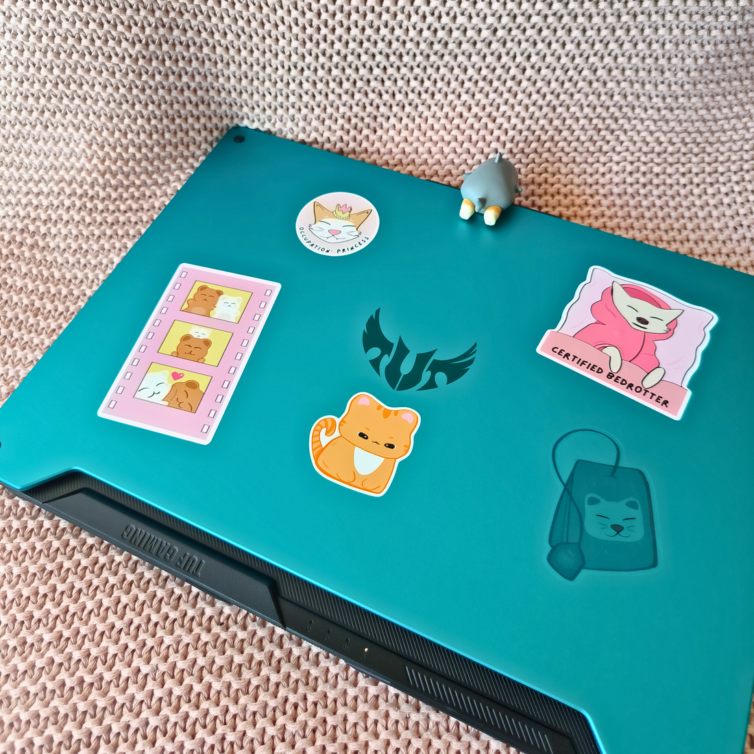 Sticker Pisica In Pliculet De Ceai - casă & stil de viață - papetărie de hârtie - pachet stickere - Artynos.ro Sticker Pisica In Pliculet De Ceai - casă & stil de viață - papetărie de hârtie - pachet stickere - Artynos.ro