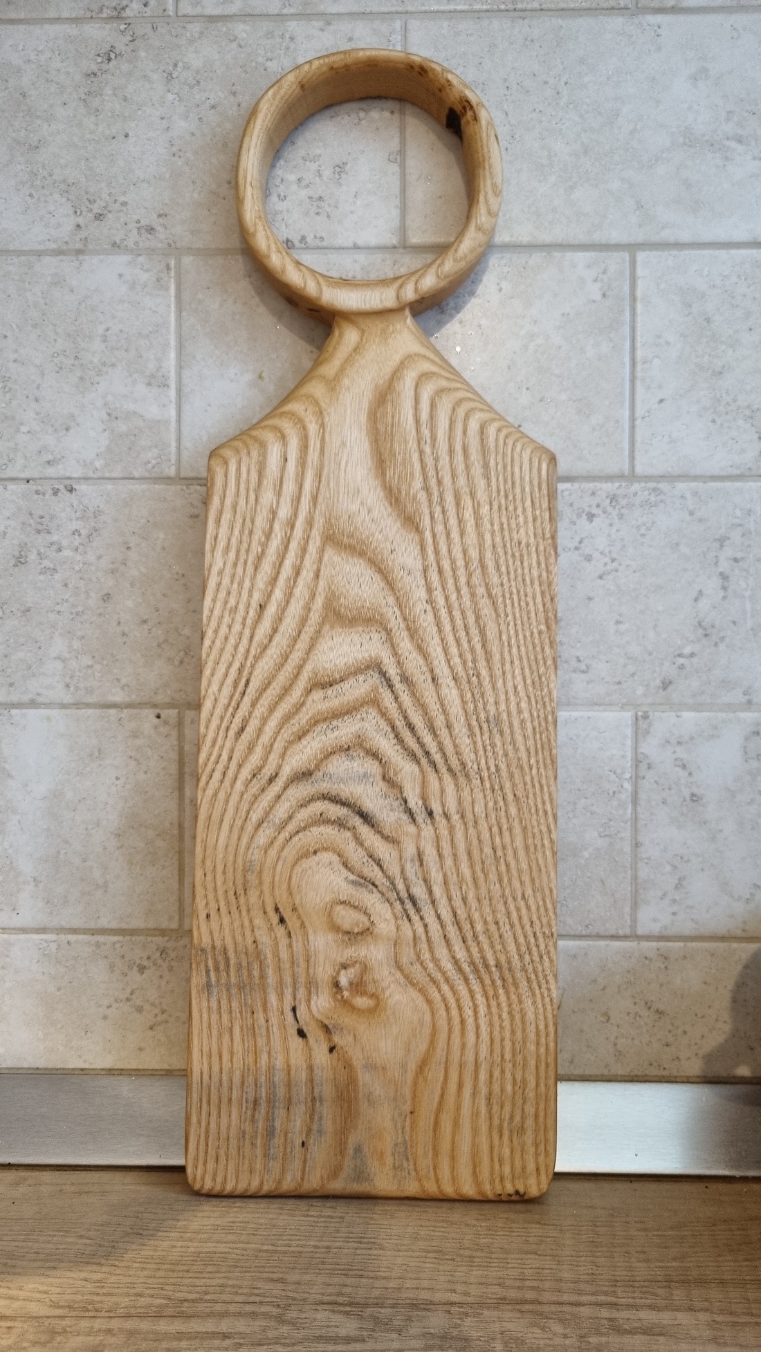 Platou de servire cu maner sculptat - casă & stil de viață - echipamente de bucătărie - accesorii de gătit - tocătoare - Artynos.ro