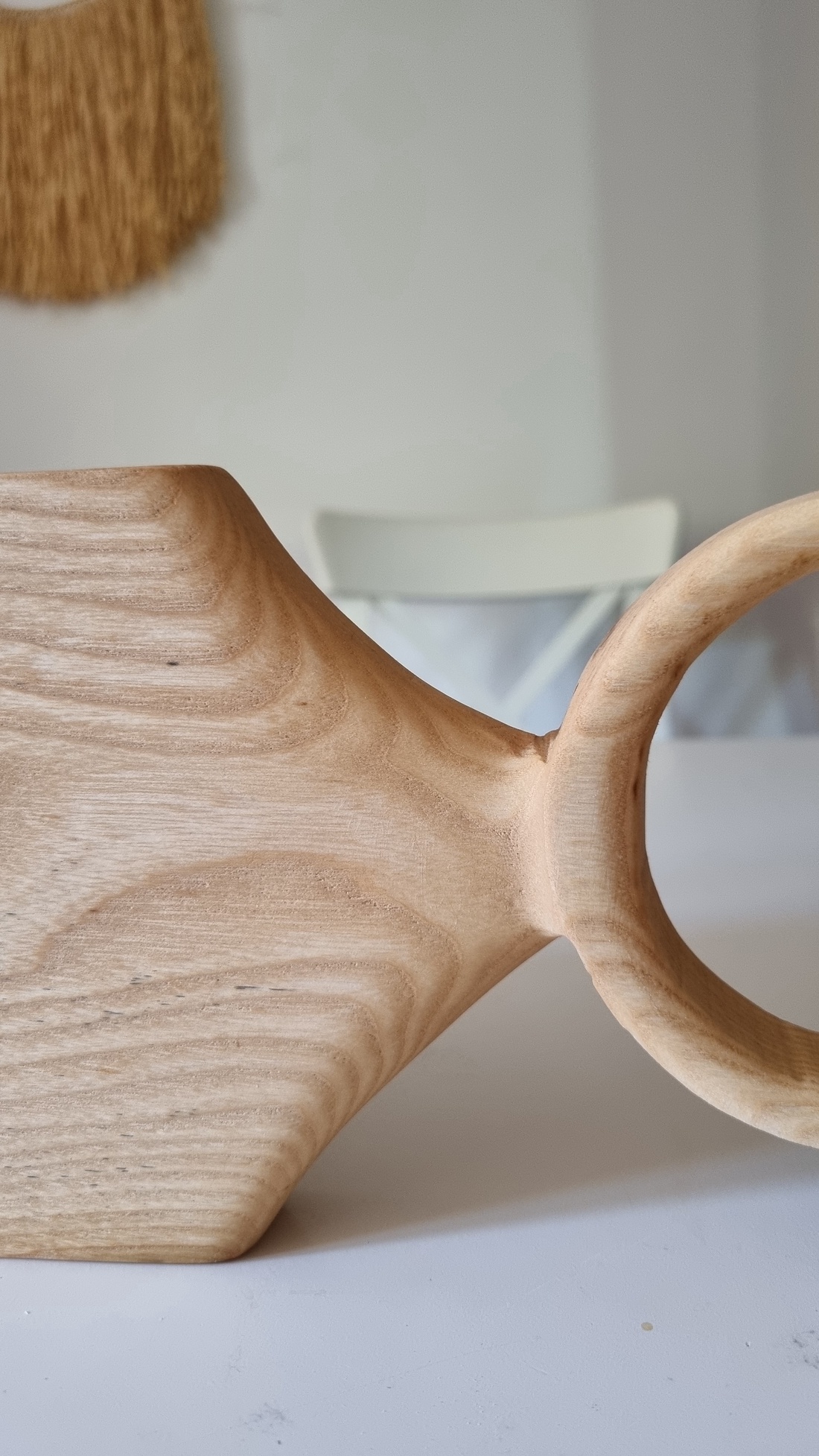 Platou de servire cu maner sculptat - casă & stil de viață - echipamente de bucătărie - accesorii de gătit - tocătoare - Artynos.ro