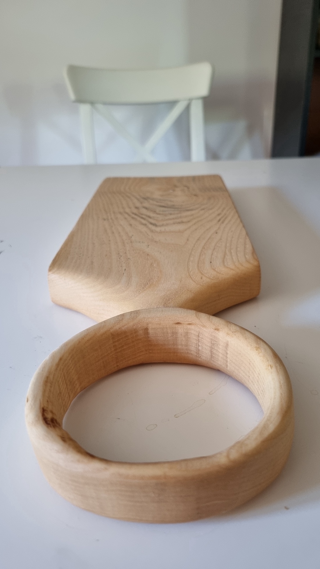 Platou de servire cu maner sculptat - casă & stil de viață - echipamente de bucătărie - accesorii de gătit - tocătoare - Artynos.ro