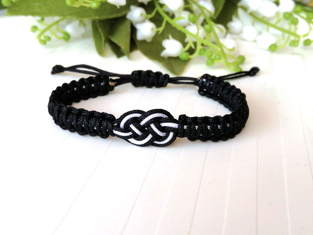 Brățară macramé împletită cu nod celtic - alb/negru -  - Artynos.ro