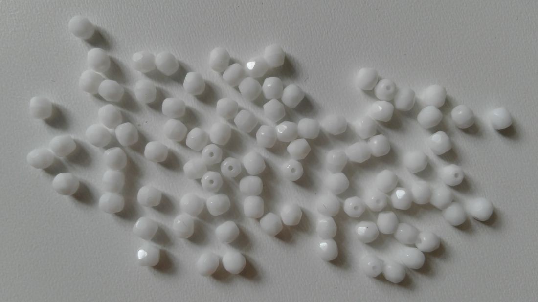 Mărgele cehe fațetate din sticlă - 4mm - 100 buc / pachet - alb - - Artynos.ro Mărgele cehe fațetate din sticlă - 4mm - 100 buc / pachet - alb - - Artynos.ro